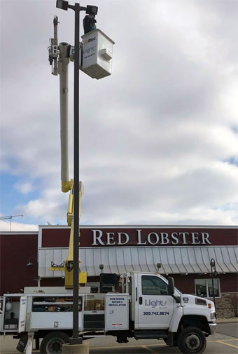 Retrofitting a parking lot pole light to LED outside Red Lobster